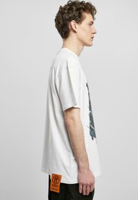 Forgotten Faces ERODED HEAVY - Apdrukāts T-krekls - white