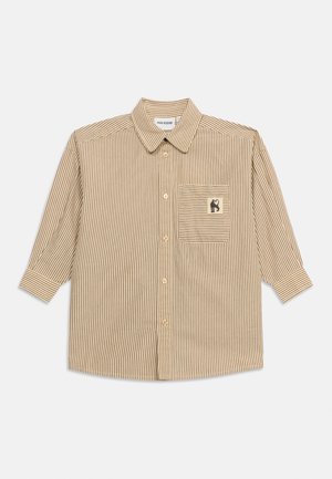 Beige og brun langærmet skjorte med lodrette striber, knapper, krave og frontlomme med en lille sort abe-grafik.