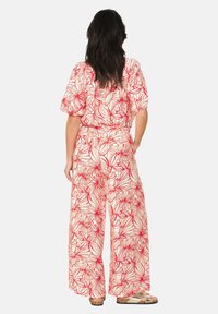 LolaLiza WITH FLORAL PRINT - Hlače - red orange