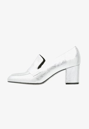 Srebrne loafers na obcasie z gładką metaliczną powierzchnią, spiczastym noskiem i szerokim paskiem z przodu. Blokowy obcas zapewniający stabilność.
