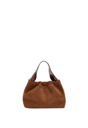 Brązowa torba zamszowa z marszczonym, górnym wykończeniem i zakrzywionymi, ciemnymi skórzanymi uchwytami, prezentowana na białym tle.