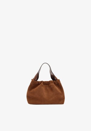 Brązowa torba zamszowa z marszczonym, górnym wykończeniem i zakrzywionymi, ciemnymi skórzanymi uchwytami, prezentowana na białym tle.