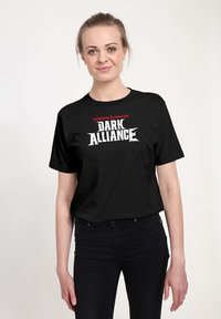 Czarny bawełniany t-shirt z krótkim rękawem, z napisem "Dungeons & Dragons" na czerwono i "DARK ALLIANCE" napisanym dużymi białymi literami na przodzie.