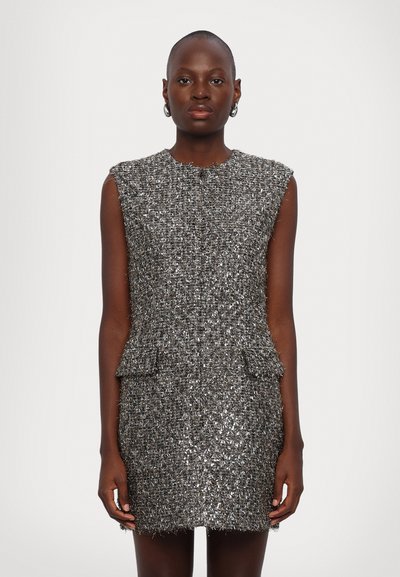 Robe en tweed sans manches de couleur argent métallique avec une finition texturée, présentant un col haut et deux poches avant.