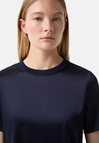 Navyblaues Kurzarm-T-Shirt aus glattem Stoff, mit Rundhalsausschnitt und minimalistischem Design ohne sichtbare Muster oder Akzente.