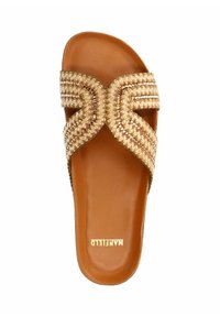 Infradito marroni con design superiore intrecciato e incrociato in beige e dettagli dorati sulle cinghie. Suola piatta, superficie liscia.