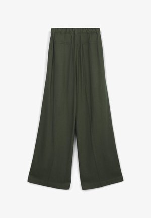 Pantaloni a gamba larga color verde scuro, realizzati in tessuto liscio. Presentano una cintura elasticizzata e due tasche posteriori. La finitura è con orlo pulito.