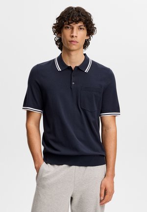 Marineblauw polohemd met korte mouwen van een katoenmengsel, met een kraag en manchetten met witte strepen, voorzien van een borstzakje en een geribde zoom.