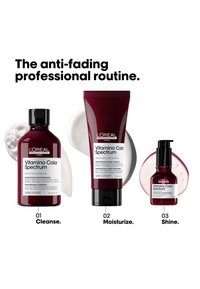 Set de soins capillaires L’Oréal Vitamino Color Spectrum avec shampooing, après-shampooing et sérum étiquetés Nettoyer, Hydrater et Briller sur fond blanc.