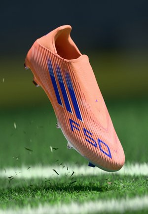 F50 LEAGUE LL FG/MG - Jalkapallokengät kiinteälle alustalle - beam orange/lucid blue/footwear white