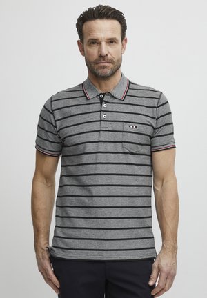 Gråstribet polo T-shirt med sorte vandrette striber, ribbet krave med røde detaljer, tre-knap placket og en lille brystlomme.
