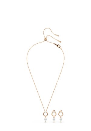 Collar de oro rosa con cadena ajustable y pendientes a juego, cada uno con eslabones circulares y piedras preciosas transparentes en forma de lágrima.