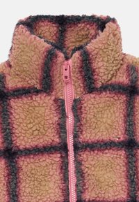 Fleecejacke mit rosa und beige kariertem Muster, ausgestattet mit einem hohen Kragen und einem zentralen rosa Reißverschluss.