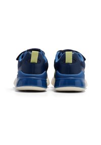 Chaussures de sport bleues avec une tige en mesh, une semelle rembourrée et une languette de talon verte contrastante. Des accents texturés améliorent l'adhérence.