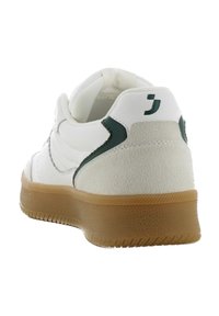 Witte sneaker met een zachte suède hielkap, groene accenten, een gestructureerde rubberen zool en een glad bovenwerk met gestikte lijnen.