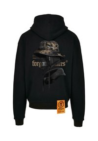 Fekete kapucnis pulóver, amelyen terepmintás halászsapka grafikája, „forgotten faces” felirat és egy narancssárga címke látható, amely a szövet súlyát részletezi.