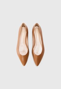 Ballerines en cuir marron à bout pointu avec une finition lisse et un léger talon surélevé. L'intérieur est doté d'une doublure douce avec un logo doré imprimé.
