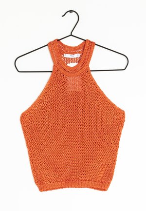 Szydełkowy pomarańczowy top na ramiączkach o luźnym kroju, z teksturowanym wzorem, szerokimi otworami na ramiona i prążkowanym wykończeniem, wyeksponowany na czarnym wieszaku.