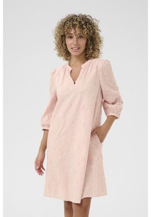 Rosa Kleid mit 3/4-Ärmeln, V-Ausschnitt, floralem Stickereimuster und Seitentaschen. Hergestellt aus einem leichten, strukturierten Stoff.