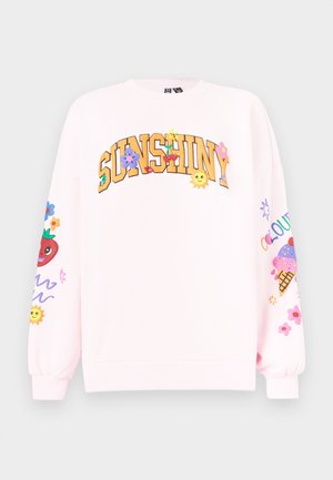 Svetloružová mikina s nápisom "SUNSHINY" zdobeným kvetmi, čerešňami, slniečkami so smiley tvárami a farebnými vzormi na oboch rukávoch.