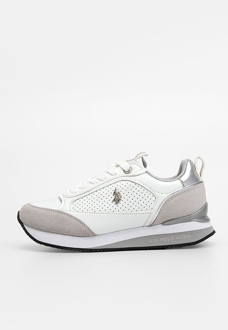 Baskets blanches avec des accents en daim gris, tige en cuir perforé, détails métalliques argentés, lacets plats et semelle en caoutchouc texturée. Marque U.S. Polo Assn.