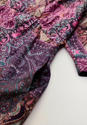 Bunte Paisley-Musterstoff in Lila-, Rosa- und Türkistönen. Hat eine lockere Passform und eine weiche Textur mit gerafften Details.