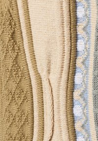 Gewebe mit einer Mischung aus Beigetönen, Braun und blassem Blau, das Muster wie Rauten und Streifen zeigt und unterschiedliche Dicken aufweist.