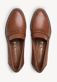 Braune Lederloafers mit glatter Oberfläche, dekorativer Naht und strukturiertem Sohle. Im Innenraum befindet sich ein Markenlogo in Gold.