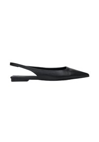 Czarne skórzane buty typu slingback na płaskiej podeszwie, z wąskim noskiem, minimalistycznym designem i niskim kwadratowym obcasem, z wycięciem z tyłu.