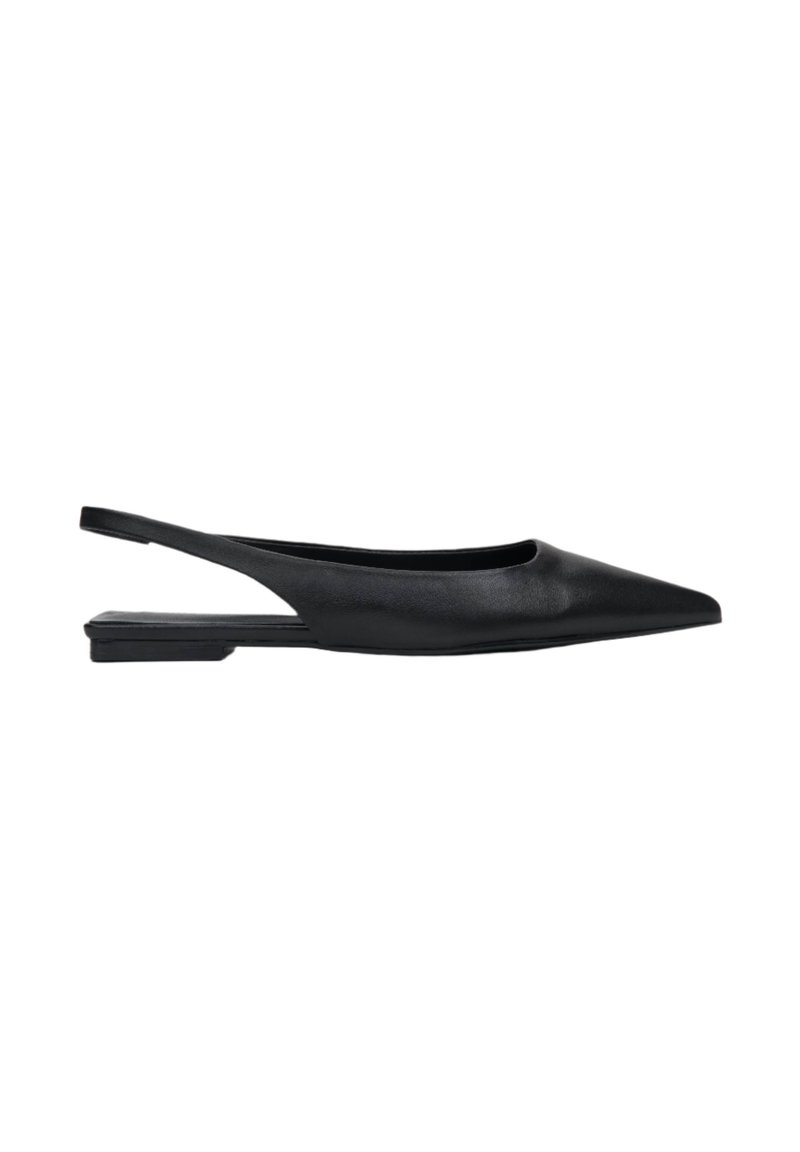 Czarne skórzane buty typu slingback na płaskiej podeszwie, z wąskim noskiem, minimalistycznym designem i niskim kwadratowym obcasem, z wycięciem z tyłu.