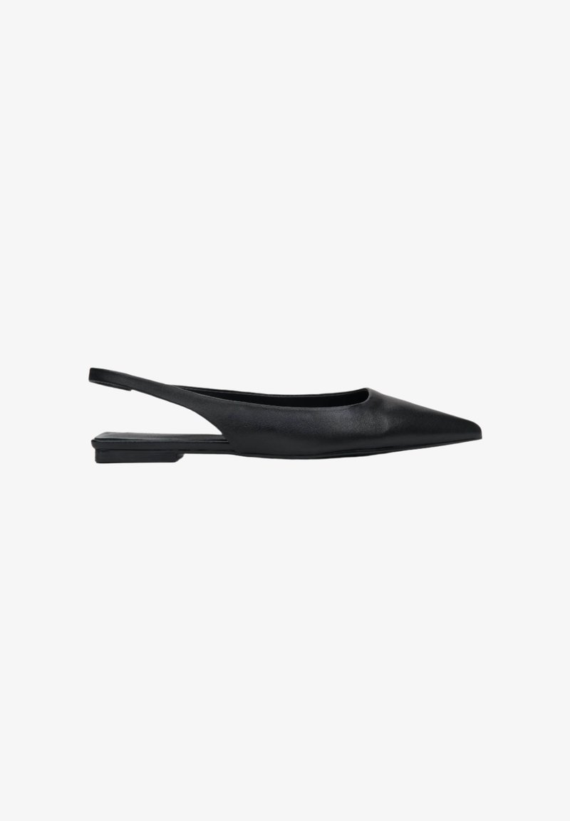 Czarne skórzane buty typu slingback na płaskiej podeszwie, z wąskim noskiem, minimalistycznym designem i niskim kwadratowym obcasem, z wycięciem z tyłu.
