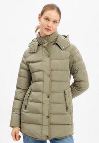Wypchana oliwkowa kurtka z wysokim kołnierzem, kieszeniami na zamek błyskawiczny, zatrzaskami i odpinanym kapturem. Gładka, błyszcząca faktura i pikowany design.