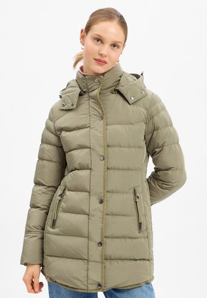 Wypchana oliwkowa kurtka z wysokim kołnierzem, kieszeniami na zamek błyskawiczny, zatrzaskami i odpinanym kapturem. Gładka, błyszcząca faktura i pikowany design.