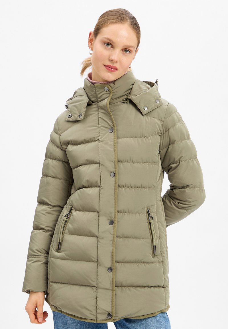 Wypchana oliwkowa kurtka z wysokim kołnierzem, kieszeniami na zamek błyskawiczny, zatrzaskami i odpinanym kapturem. Gładka, błyszcząca faktura i pikowany design.