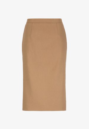 Beige kokerrok tot op de knie met een aansluitende taille en minimale naaddetails, weergegeven tegen een witte achtergrond.