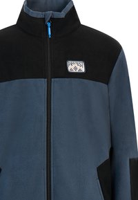 Fleece jack met een ritssluiting, hoge kraag, zwart en blauwe kleurvlakken, en een logopatch op de borst. Zachte textuur en zijzakken.
