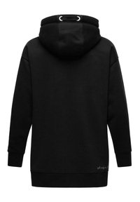 Sudadera negra con capucha ajustable, puños y dobladillo de canalé, con una textura suave y un pequeño detalle bordado en la parte inferior.