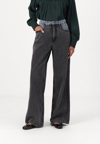 Copenhagen Muse CHARLEE - Platėjantys džinsai - black denim washed blue