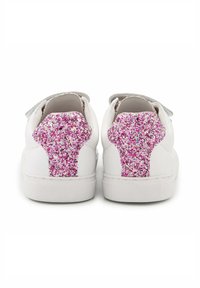 Witte sneakers met een roze glinsteraccent op de hak, gemaakt van leer, met een gladde textuur en een klassiek laag model.