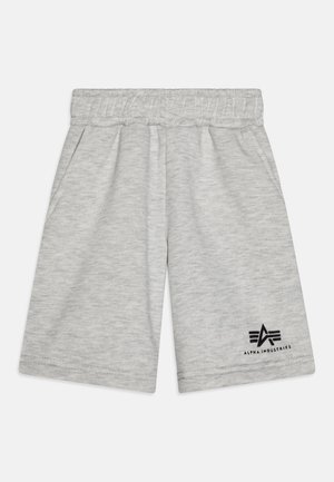 Γκρι σορτσάκια από μαλακό ύφασμα με ελαστική ζώνη, έχοντας μια υποδείξιμη υφή και ένα μαύρο λογότυπο τυπωμένο στο κάτω αριστερό μέρος.