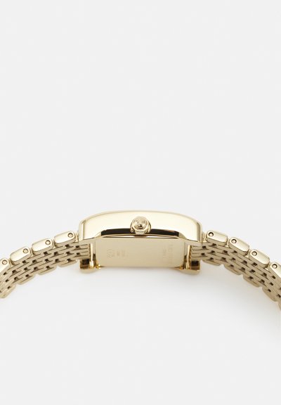 Goudkleurig polshorloge gezien vanaf de achterkant, met een rechthoekige kast en een gekoppelde metalen armband op een neutrale achtergrond.