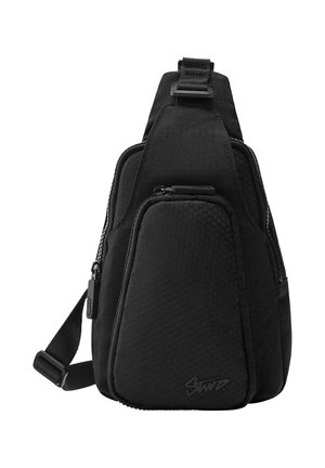 Czarna torba na ramię z teksturowaną przednią kieszenią, regulowanym paskiem i zamkami błyskawicznymi, zaprojektowana do użytku codziennego lub podróży.