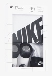 Set Nike format din 3 piese, cu un body alb, botine negre și o pălărie. Materialul este bumbac moale cu accente de logo negru. Conceput pentru nou-născuți.