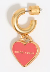 Zlatna kovinska obročasta uhajčka z rožnatim srčastim amuletom, na katerem je z zlatimi črkami vtisnjeno "BIMBA Y LOLA", ki poudarja gladko teksturo in drzen dizajn.