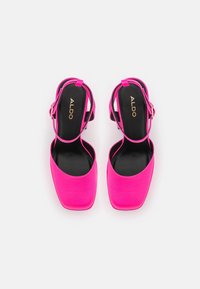 Escarpins slingback roses vifs pour femmes avec bouts carrés et semelles intérieures noires marquées "ALDO", vus de dessus sur un fond blanc.
