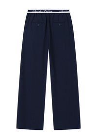 Pantalon large bleu marine avec taille élastique, arborant l'inscription blanche en script "Another Cotton" et deux poches arrière avec boutons.