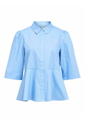 Svijetloplava košulja s oštrom kragnom, kratkim napuhanim rukavima, peplum rubom i prednjim kopčanjem s glatkom teksturom tkanine.