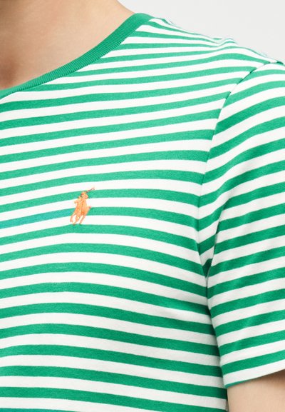 Πράσινο και λευκό οριζόντιες ρίγες κοντομάνικο πουκάμισο με μικρό κεντημένο πορτοκαλί λογότυπο παίκτη πόλο στο στήθος.