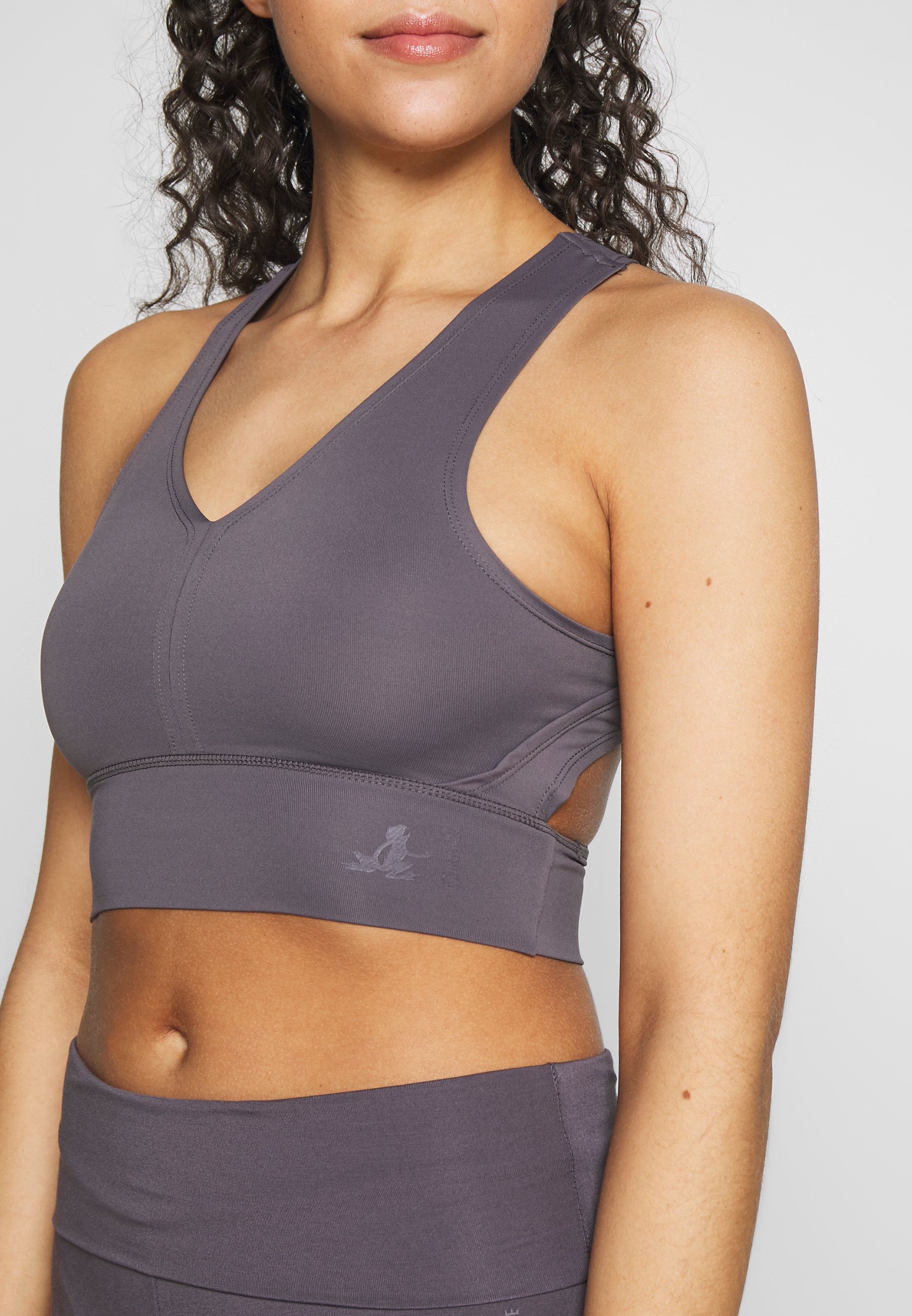 Curare Yogawear BRA NECKLINE BACK Sports BH greyberry Curare Yogawear TWISTBACK - Topper - greyberry