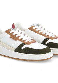 Weiße Leder-Sneaker mit Akzenten aus braunem und dunkelgrünem Wildleder. Mit perforierter Zehenpartie, weißen Schnürsenkeln und Gummisohle mit strukturierter Traktion.